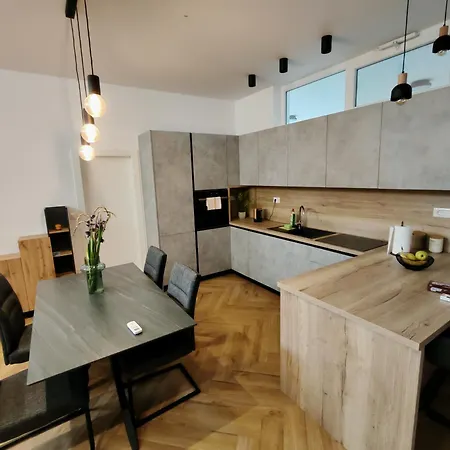 Willa The White House