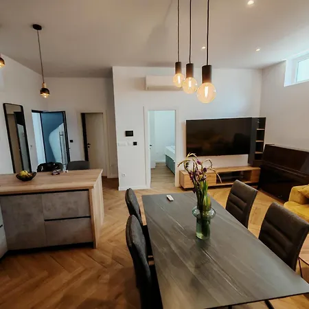 The White House Willa Split