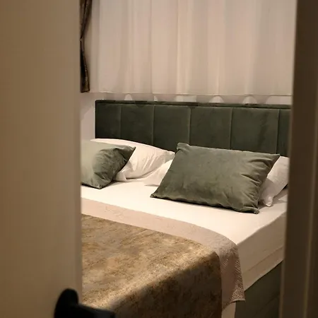 The White House Split