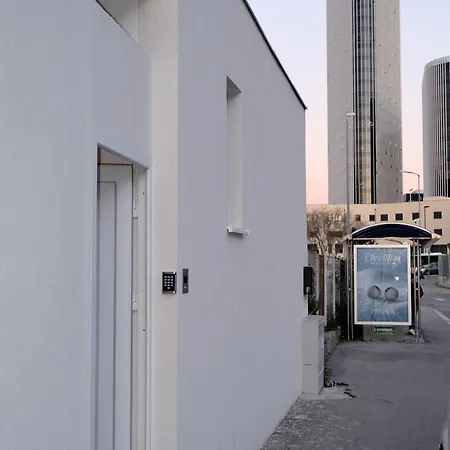 The White House Willa Split