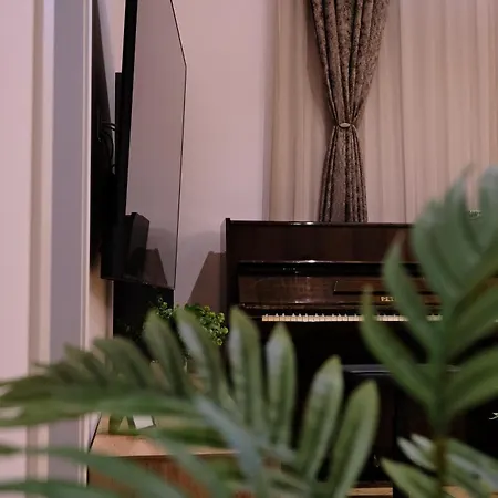 Willa The White House Split