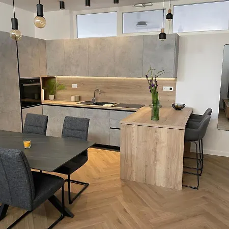 Vila The White House Split